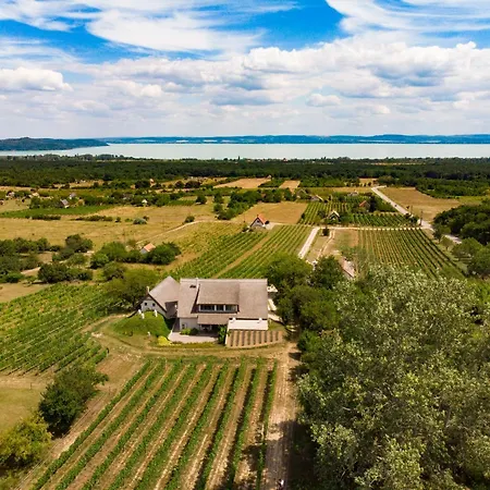 Fuerjes Udvarhaz בית הארחה 3*